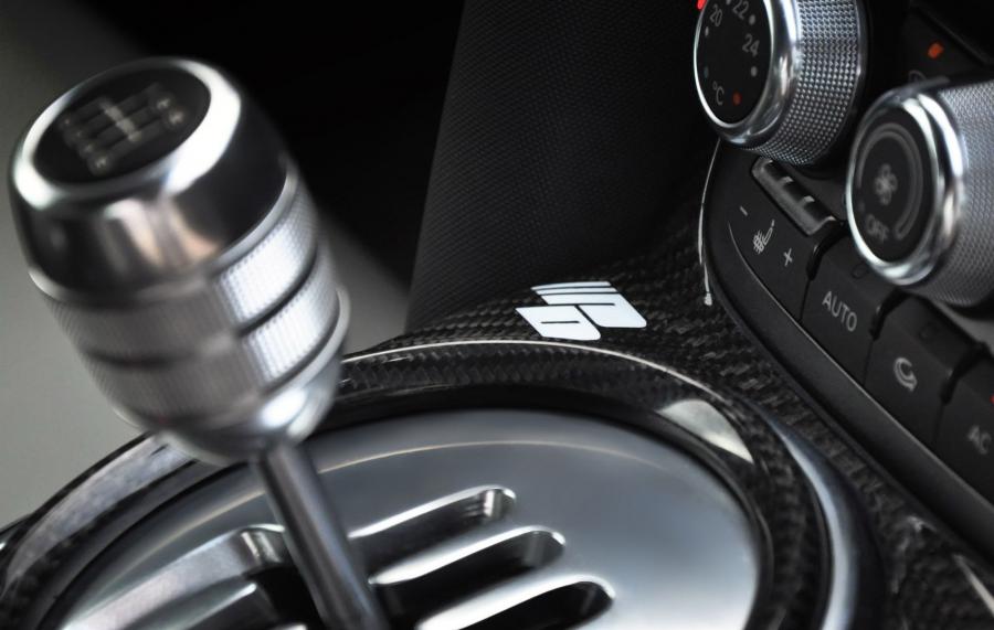 Детали интерьера Audi R8 by Prior Design 2010 года  (фото 14 из 23)